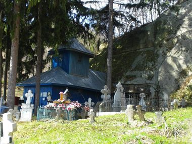 Biserica rupestră din satul buzoian Aluniş, important monument istoric construit în anul 1277, cuprinsă de flăcări