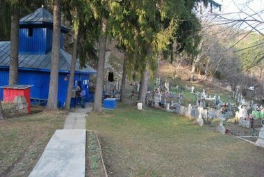 Buzău: Incendiul care a cuprins biserica rupestră din Aluniş a fost provocat de un scurtcircuit, anunţă pompierii
