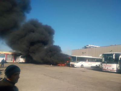 Incendiu într-un autobuz aflat la dezmembrare în Autogara Rahova din Capitală 