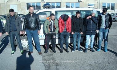 Arad: Şase irakieni, descoperiţi când încercau să iasă ilegal din ţară, pe la Nădlac II, ascunşi într-un camion cu citrice