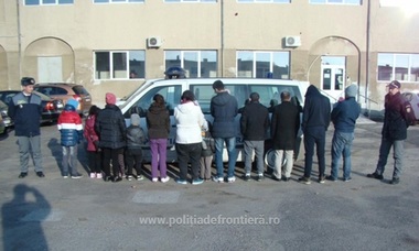Arad: 13 migranţi irakieni, între care nouă copii, prinşi când încercau să treacă ilegal graniţa spre Ungaria