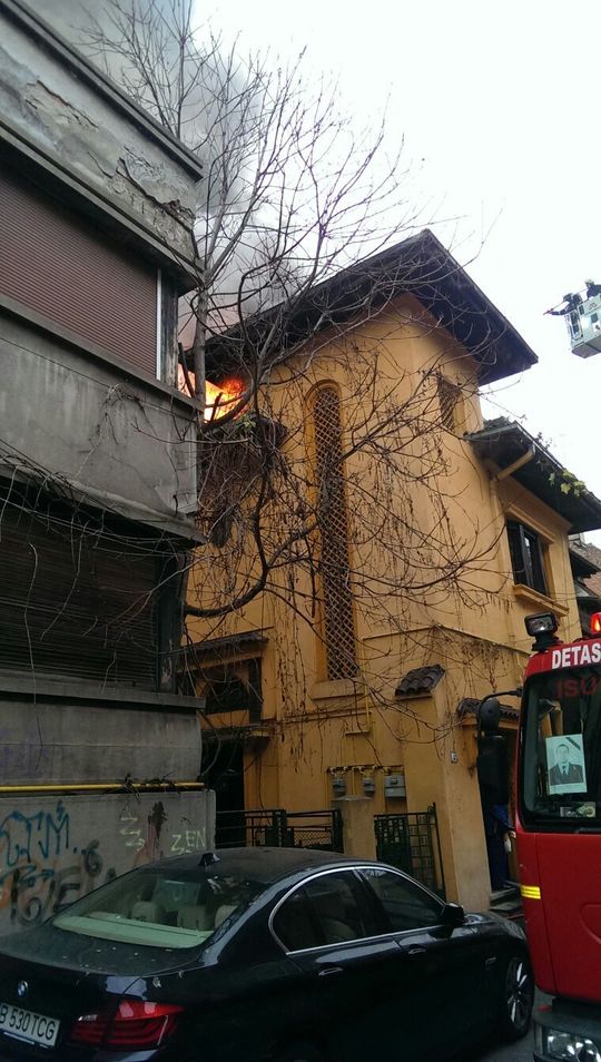 Incendiu puternic la o clădire din centrul Capitalei, doi oameni au nevoie de îngrijiri medicale/Foto: ISU- Bucureşti Ilfov
