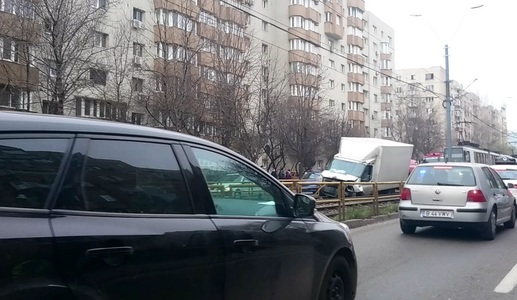 Circulaţia tramvaielor liniei 41, blocată pe Şoseaua Virtuţii din Capitală din cauza unei camionete aflate pe şine. VIDEO