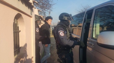 Craiova: Percheziţie la locuinţa unui tânăr bănuit că a promovat pe internet mesaje de susţinere a organizaţiilor teroriste; anul trecut, el a fost reţinut pentru propagandă jihadistă