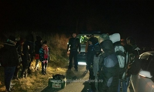 Constanţa: 28 de irakieni, între care nouă copii, prinşi când încercau să intre ilegal în ţară, pe jos, din Bulgaria - FOTO