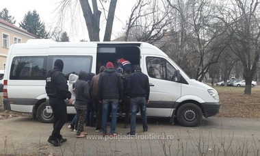 Un grup de 18 migranţi irakieni şi sirieni, descoperit de poliţiştii de frontieră în apropierea unei pensiuni din Timişoara FOTO/VIDEO