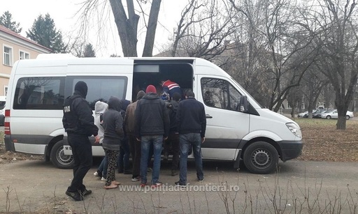 Un grup de 18 migranţi irakieni şi sirieni, descoperit de poliţiştii de frontieră în apropierea unei pensiuni din Timişoara FOTO/VIDEO