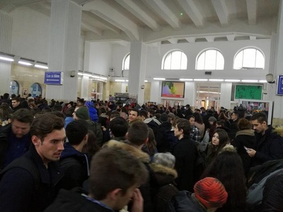 Aglomeraţie la Gara de Nord din Bucureşti: elevii şi studenţii stau la coadă ca să îşi ia biletele gratuite pentru a merge acasă să voteze la alegerile parlamentare