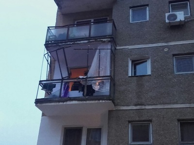 Explozie într-un bloc din Arad, proprietarul unei locuinţe fiind rănit grav - FOTO