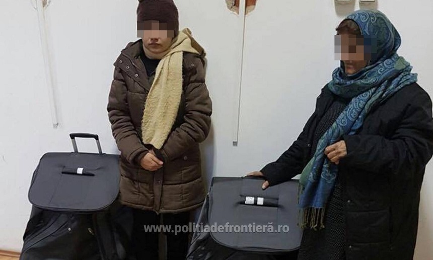 Arad: Două femei afgane au fost descoperite, la graniţă, ascunse în geamantane, într-un tren internaţional - FOTO/ VIDEO