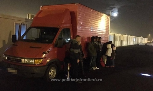 Arad: Şapte irakieni, descoperiţi când încercau să iasă ilegal din ţară, ascunşi după un perete fals în remorca unui camion - FOTO