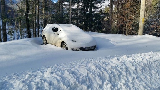Prahova: Patru turişti care au rămas blocaţi cu maşina pe un drum de munte, salvaţi de jandarmi după o operaţiune de patru ore