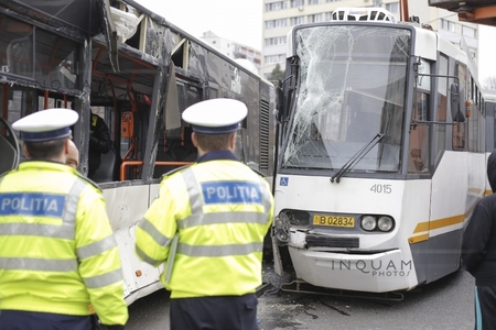 Tramvai deraiat pe Şoseaua Mihai Bravu din Capitală, după ce a intrat într-un autobuz, patru călători fiind răniţi. Circulaţia tramvaielor dinspre Baba Novac spre Obor este blocată. FOTO, VIDEO