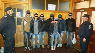 Şapte sirieni, găsiţi de jandarmi într-un canal, în apropierea unei păduri din Dâmboviţa - FOTO, VIDEO