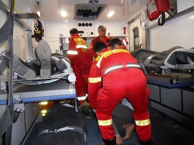 Bilanţul accidentului produs în Călăraşi, în care au fost implicate un autoturism şi un microbuz, este de 21 de răniţi - FOTO