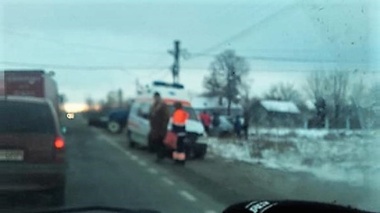 Argeş: Ambulanţă care transporta o pacientă din judeţul Mehedinţi în Capitală, implicată într-un accident pe DN 65