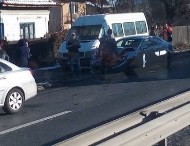 Un autobuz care transporta câteva zeci de muncitori ai uzinei Automobile Dacia a fost implicat într-un accident rutier 