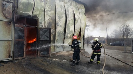 Constanţa: Garajul care a luat foc era al Direcţiei de Drumuri, iar înăuntru se găseau utilaje de deszăpezire. Incendiul a fost stins după o oră şi jumătate - VIDEO