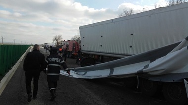 Trafic blocat pe Autostrada A2, în urma unui accident soldat cu un mort şi trei răniţi, în care au fost implicate un TIR, un camion şi o autoutilitară - FOTO