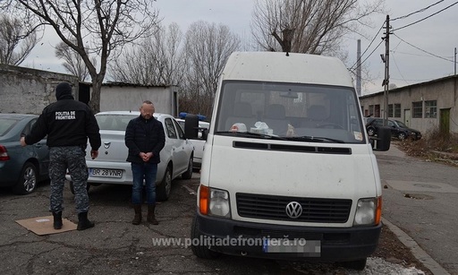 Constanţa: Două persoane reţinute pentru contrabandă cu produse din tutun, nouă mii de pachete cu ţigări şi cinci maşini, confiscate - FOTO

