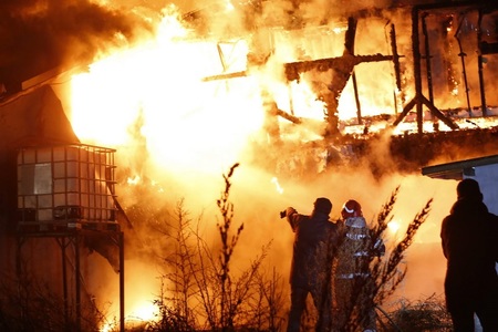 Buzău: Incendiu puternic la un restaurant, pe marginea DN 2 (E85); 14 autospeciale de pompieri intervin - FOTO
