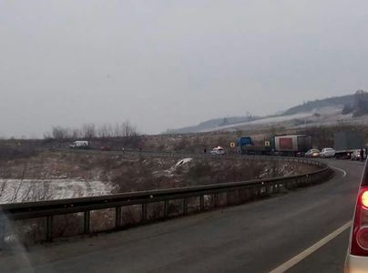 Sibiu: Traficul pe DN 14, oprit după ce un şofer a intrat cu maşina într-o autoutilitară, a fost reluat; bărbatul rănit, dus cu elicopterul SMURD la Târgu Mureş