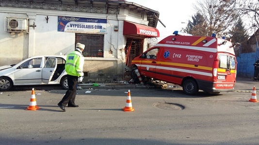 O ambulanţă SMURD care transporta un pacient s-a ciocnit cu un autoturism, într-o intersecţie din Ploieşti; o femeie a fost rănită grav - FOTO