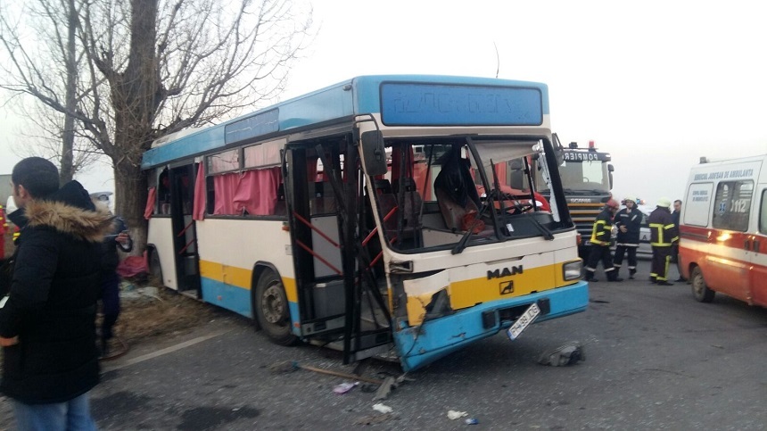 Prahova: Un mort şi unsprezece răniţi, unul fiind în comă, după ce o autoutilitară s-a ciocnit cu un autobuz cu călători