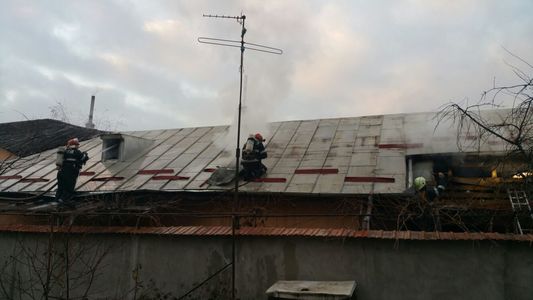 Ilfov: Incendiu la o vilă din Voluntari, o femeie scoasă din casă în stop cardio-respirator fiind resuscitată FOTO, VIDEO