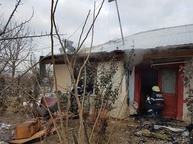 Giurgiu: Un bărbat şi nepotul acestuia în vârstă de trei ani, intoxicaţi cu fum în urma unui incendiu; copilul, preluat de un elicopter SMURD - FOTO