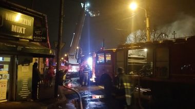 Bărbat rănit într-un incendiu în cartierul bucureştean Rahova. Patru imobile au fost afectate. FOTO