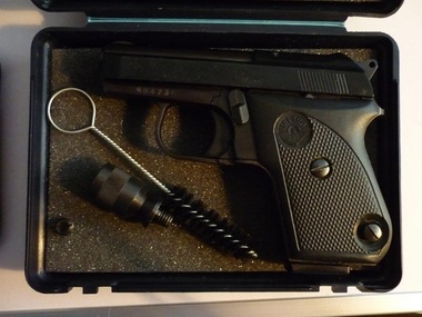Un bărbat care a mers la DNA Ploieşti ca să depună o reclamaţie a intrat în instituţie cu un pistol şi trei cuţite. Bătrânul suferă de boli psihice