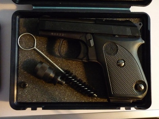 Un bărbat care a mers la DNA Ploieşti ca să depună o reclamaţie a intrat în instituţie cu un pistol şi trei cuţite. Bătrânul suferă de boli psihice