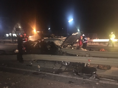Buzău: O tânără de 25 de ani a murit  după ce maşina în care se afla a intrat într-un parapet al unui pod peste o cale ferată 
