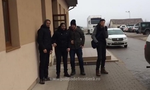 Patru bărbaţi din Kosovo, care au încercat să intre ilegal în România, prinşi de poliţiştii de frontieră din Timiş - VIDEO