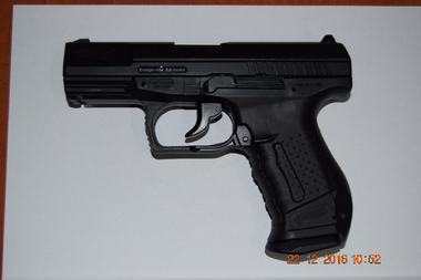 Bătrânul care a mers la DNA Ploieşti înarmat cu trei cuţite şi un pistol cu bile a fost internat la Psihiatrie - FOTO
