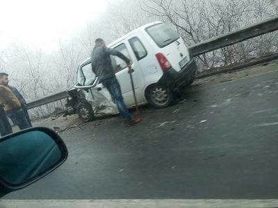 Sibiu: Traficul pe DN 1, în zona localităţii Bradu, oprit în urma unui accident soldat cu trei răniţi, a fost reluat