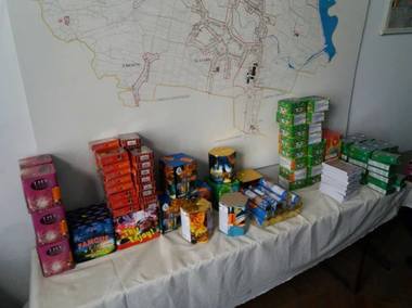 Vâlcea: Bărbat prins de jandarmi când vindea aproape 10.000 de petarde pe stradă