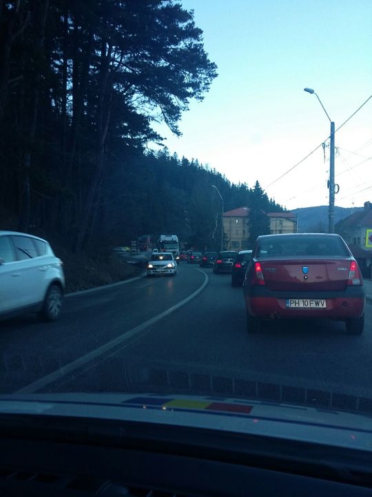 Circulaţie în coloană, cu 10 km/h, la Buşteni/Foto: IGPR