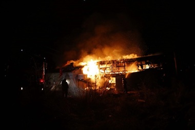 Persoană găsită carbonizată în urma unui incendiu la un adăpost improvizat sub podul Gării din Sibiu; pompierii intervin pentru stingerea flăcărilor