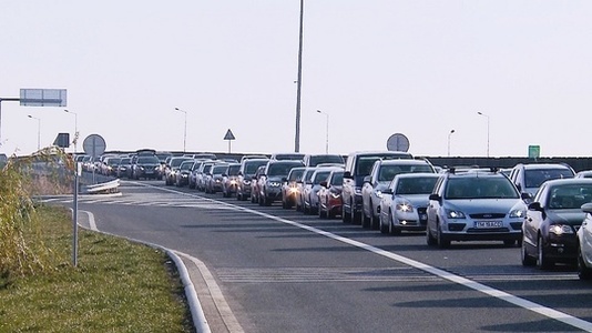 Traficul pe DN 65 este intens, la ieşirea din Piteşti către Slatina formându-se coloane de maşini pe mai mulţi kilometri