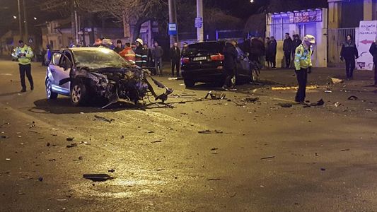 Două persoane rănite după ce maşinile pe care le conduceau s-au ciocnit pe Calea Ferentari din Capitală