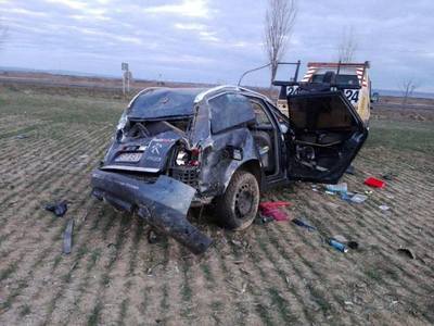 Vrancea: Un tânăr a murit şi altul a fost rănit, după ce maşina în care erau s-a răsturnat de mai multe ori pe un câmp - FOTO