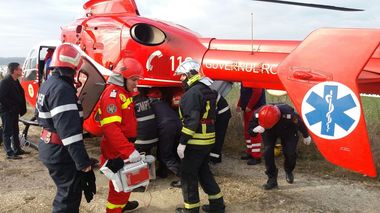 Trafic îngreunat pe Autostrada Soarelui: o maşină a ajuns pe câmp; la faţa locului a aterizat un elicopter SMURD, un copil fiind rănit - FOTO