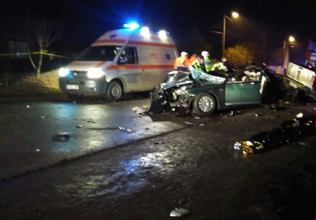 Arad: Doi morţi şi cinci răniţi, după ce două autoturisme s-au ciocnit frontal