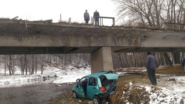 Vrancea: O femeie a murit şi alte două au fost rănite, după ce maşina în care se aflau a căzut aproximativ 10 metri în gol, de pe un pod - FOTO

