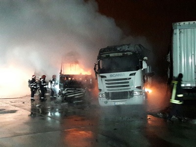 Patru TIR-uri au luat foc într-o parcare din apropierea municipiului Sibiu, trei fiind încărcate cu marfă - FOTO