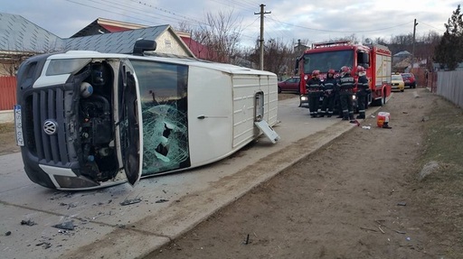 Vaslui: Cinci persoane rănite după ce un microbuz în care se aflau 20 de persoane s-a ciocnit cu un TIR; autorităţile au activat planul roşu de intervenţie. UPDATE

