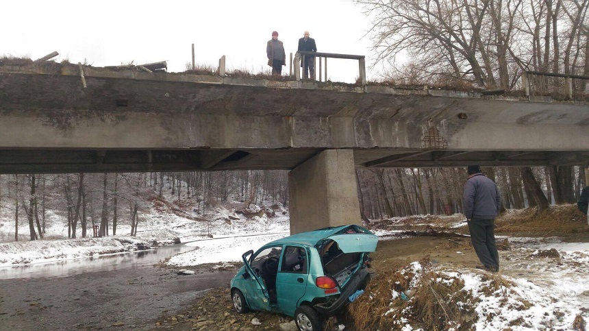 Vrancea: Una dintre femeile rănite după ce maşina în care se aflau a căzut aproximativ 10 metri în gol de pe un pod a murit

