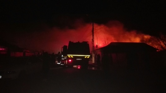 Constanţa: O casă şi acoperişul unei locuinţe învecinate au ars în urma unui incendiu; intervenţia pompierilor, îngreunată de vânt - FOTO